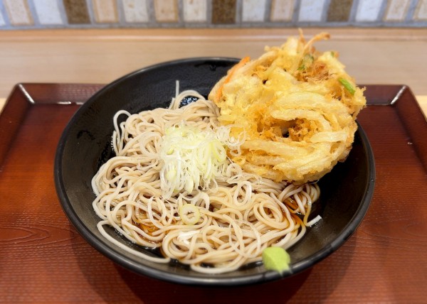 「かき揚げそば(440円)」@梅もと 新宿西口店の写真