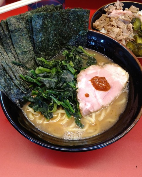 「ラーメン+ほうれん草､のり」@家系ラーメン 佐々喜家の写真
