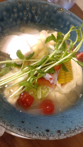 「【限定】鶏とﾎﾜｲﾄｺｰﾝの冷製らーめん（1180円税込）」@らーめん旬彩の写真