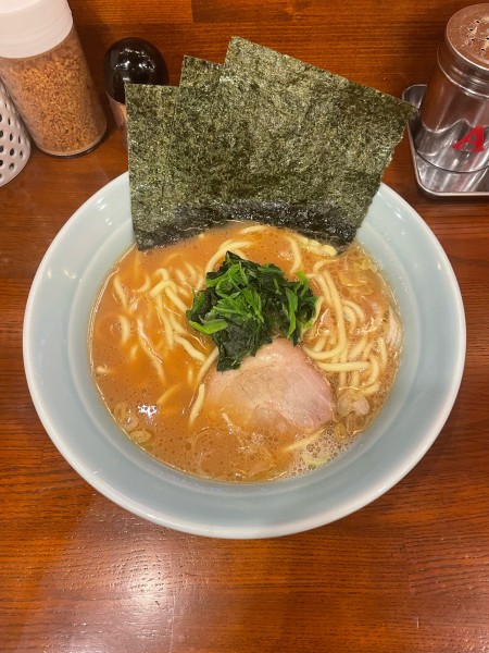 「ラーメン(850円)+替え玉(150円)」@横浜家系ラーメン銀家 伊勢佐木町店の写真