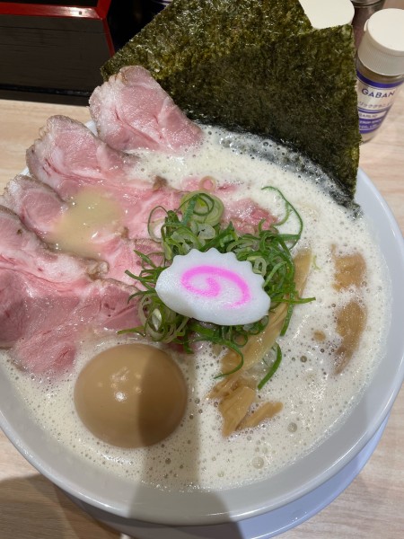 「鶏そば醤油全部のせ」@鶏そば 唆る 堀田本店の写真