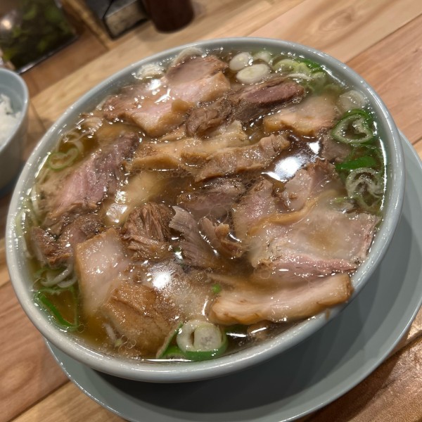 「チャーシュー麺大盛＋生卵」@シンちゃんラーメンの写真