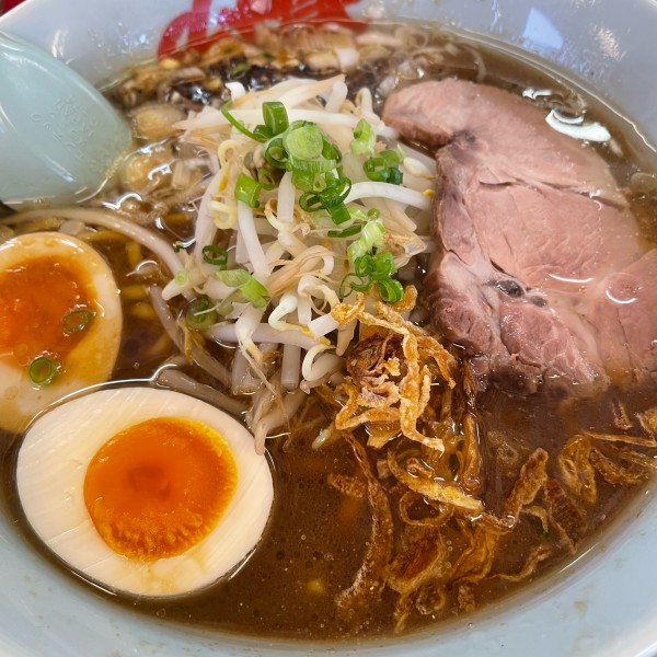 「焦がし醤油ラーメン 880円 味玉」@ラーメン山岡家 大泉店の写真