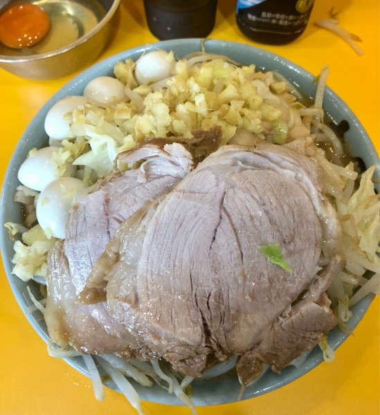 「小ラーメン うずら 生卵 生姜 900+150+100+50円」@ラーメン二郎 八王子野猿街道店2の写真