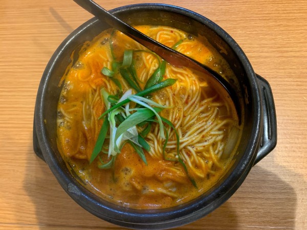 「赤ホルモンラーメン」@ホルモンらーめん 8910 千日前店の写真