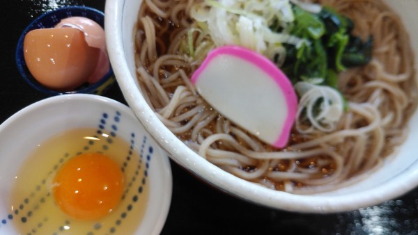 「平飼い会津地鶏玉子の手打ち月見そば」@道の駅 裏磐梯 桧原亭の写真