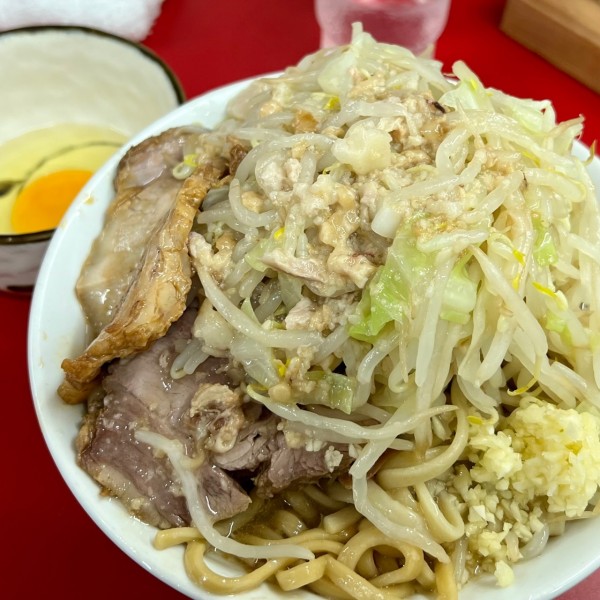 「小（ニンニク・アブラ）＋生玉子」@ラーメン二郎 神田神保町店の写真