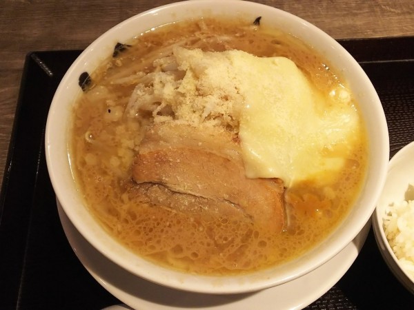 「人類みなカレーをのせて＋TPチーズ2種　1100＋150円」@人類みな夢を乗せて 五所川原ELM店の写真