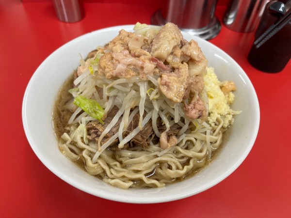 「麺半分野菜少なめニンニクアブラ+豚増し×2」@ラーメン二郎 柏店の写真