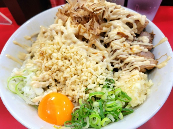 「まぜそば(ニンニク、超ガリマヨ)+豚」@用心棒 本号の写真