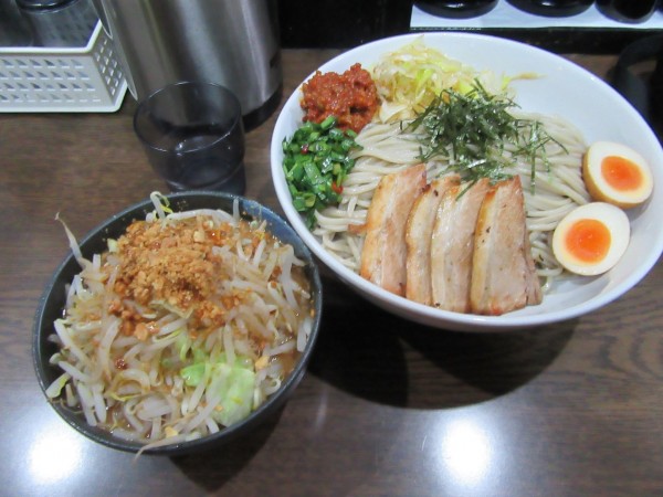 「どてちんつけ麺全部のせ(1230円)+特盛300円」@北青山の写真