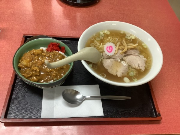 「半カレー＋ラーメン　900円」@マルモ食堂の写真
