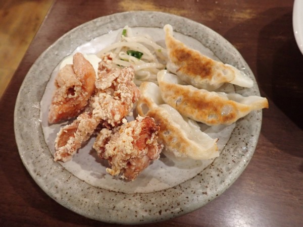 「餃子3個唐揚3個（440円）」@東京豚骨拉麺 しゃかりきの写真