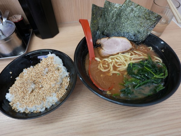 「ラーメン 並 麺硬め＋味濃いめ＋油多め＋サービスライス」@横浜ラーメン 武蔵家 御茶ノ水店の写真