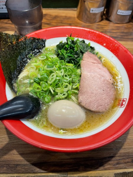 「ラーメン(細麺)+3点トッピング(ほうれん草、ネギ、味玉)」@豚骨醤油らーめん 誠屋 八幡山本店の写真
