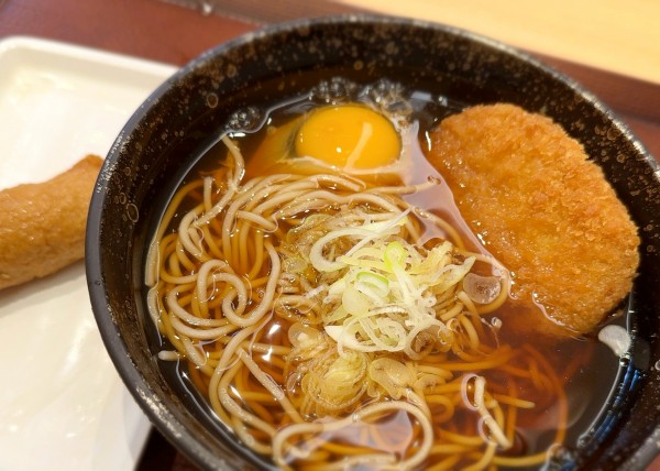 「パトそば(600円)」@梅もと 新宿西口店の写真