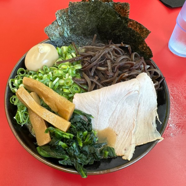 「特選ラーメン　中盛　きくらげトッピング　¥1,250」@横浜ラーメン 相馬家の写真