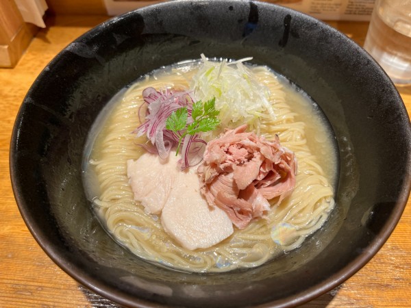 「蟹と焼きあごの冷し麺」@焼きあご塩らー麺 たかはし 新宿本店の写真
