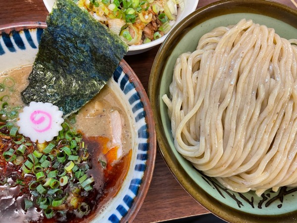 「辛搾り／冷・中盛（1020円）,ねぎ肉めし（300円）」@つけめん 三三㐂の写真