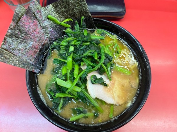 「ラーメン800円＋青菜増し100円」@ラーメン杉田家の写真
