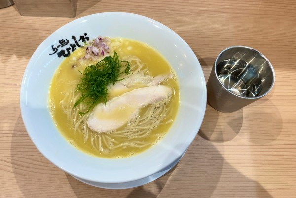 「うまみ鶏白湯らーめん & まぜ玉」@らー麺ひとしおの写真