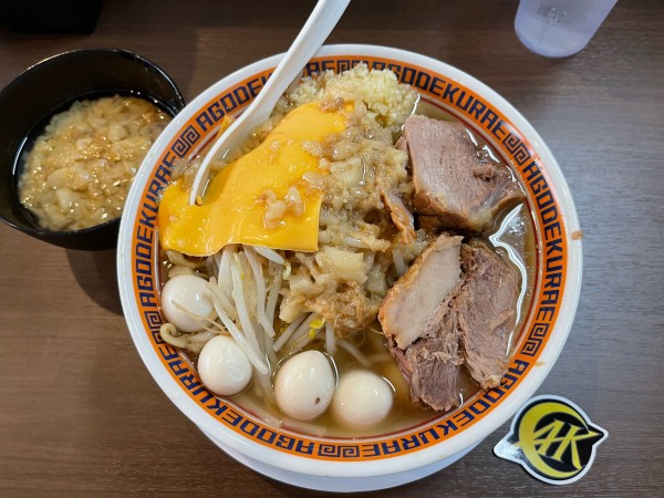 「豚ラーメン➕チーズ➕ウズラ5個」@顎で喰らえ ラウンドワン草加店の写真