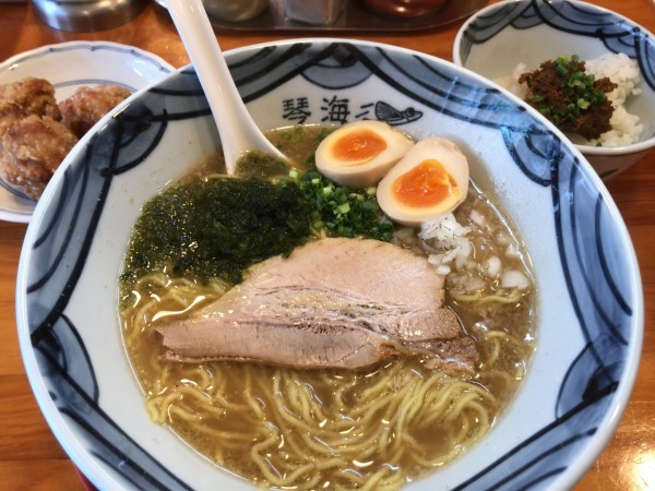 「ランチらーめんA(琴海らーめん+からあげ3つ+選べる半ライス」@長崎らーめん 琴海の写真