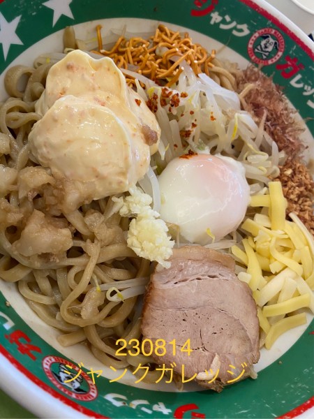 「まぜそば　倍盛　1090」@ジャンクガレッジ イオンレイクタウンmori店の写真