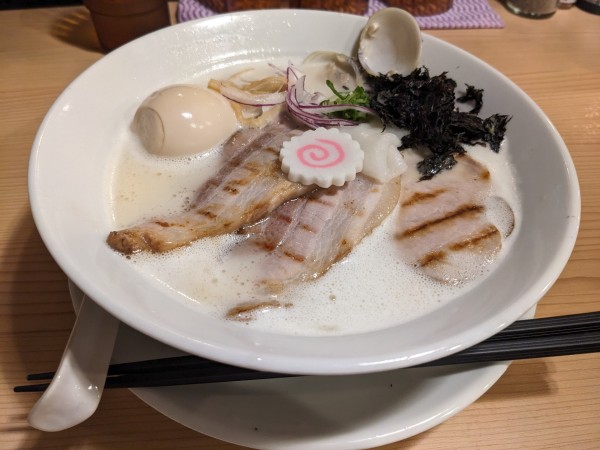 「貝だし鶏白湯らーめん+特製トッピング」@クラム&チキンヌードル クラチキの写真