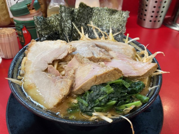 「ネギラーメン赤＋豚バラ焼豚２」@IEKEI_TOKYO 王道家直系の写真