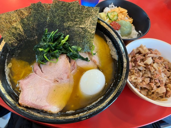 「中盛チャーシューメン+くずれ+まぶし ライス ¥1,280」@家系総本山 ラーメン吉村家の写真