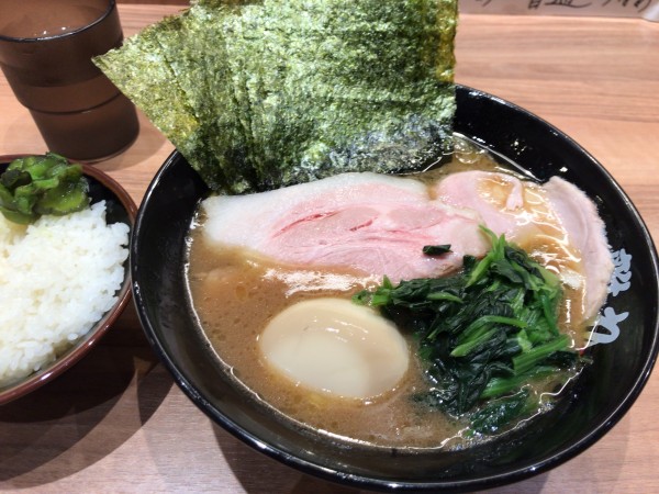 「上離れ 並(多め、濃いめ)＋無料ライス 880円」@ラーメン武蔵家 HANAREの写真