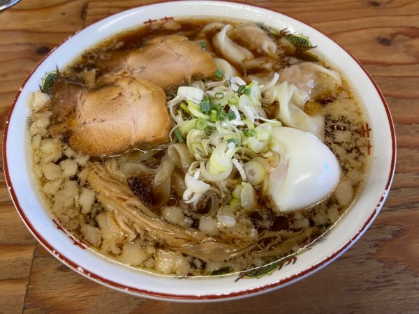 「手揉み醤油＋中盛＋雲呑」@湘南の手前の写真