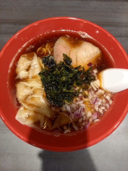 「こく旨たまり醤油ワンタン麺(手揉み麺)￥1150＋大盛￥50」@麺や べらぼうの写真