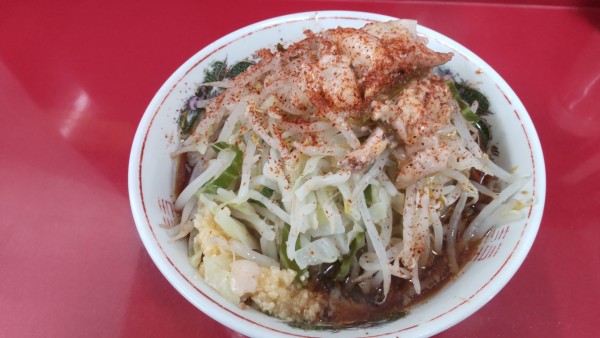 「麺半分豚1枚750円ニンニク野菜あぶら一味唐辛子」@ラーメン二郎 越谷店の写真