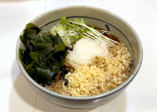 「冷やしおろしそば(480円)+わかめ(50円)」@立ち食いそば 豆福の写真