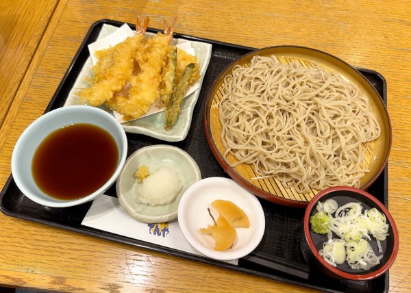 「上天ぷらそば(930円)」@天丼 てんや 新千歳空港店の写真