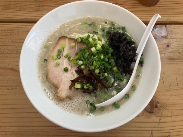 「しおらーめん（とんこつ）」@豚骨ラーメン おかだの写真