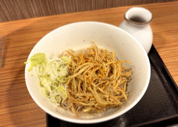 「冷ごぼう天そば(590円)」@立ち喰いそば処 はまなすの写真