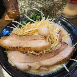 豚骨醤油ネギらーめん(980円)+大盛(100円)