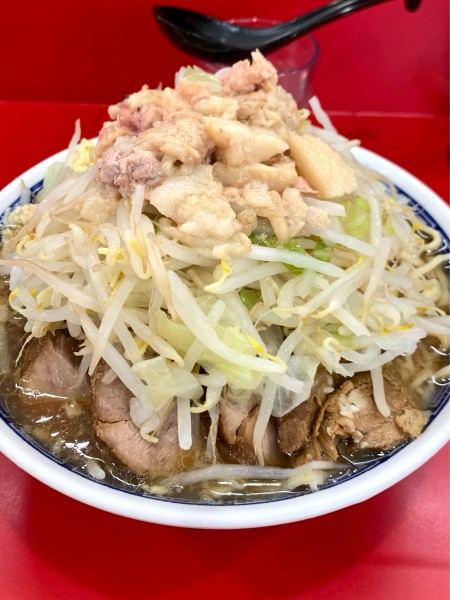 「大豚入り（豚4枚) ニンニクスクナメヤサイマシマシアブラマシマシ」@ラーメン二郎 生田駅前店の写真