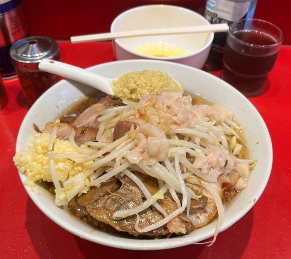 「麺半分ニンニクアブラ＋豚増し＋ショウガ＋玉子」@ラーメン二郎 西台駅前店の写真
