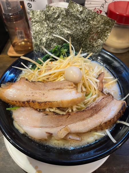 「豚骨醤油ネギらーめん(980円)+大盛(100円)」@横濱家系ラーメン 暁家の写真