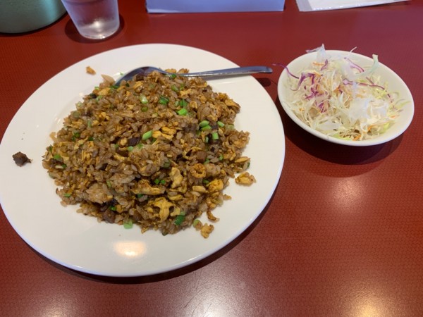 「牛バラニンニク炒飯＋半ラーメン　990円」@中国料理 新農村の写真