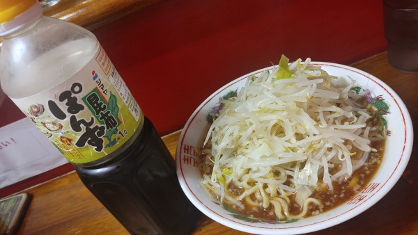 「ラーメン(ヤサイポン酢)￥800」@ザ・ラーメンスモールアックスの写真