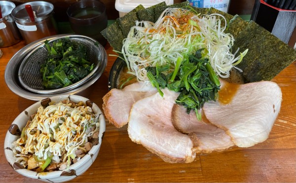 「チャーシューメン大盛り、のり、ほうれん草、白髪ネギ、釜焼きチャー」@末廣家の写真