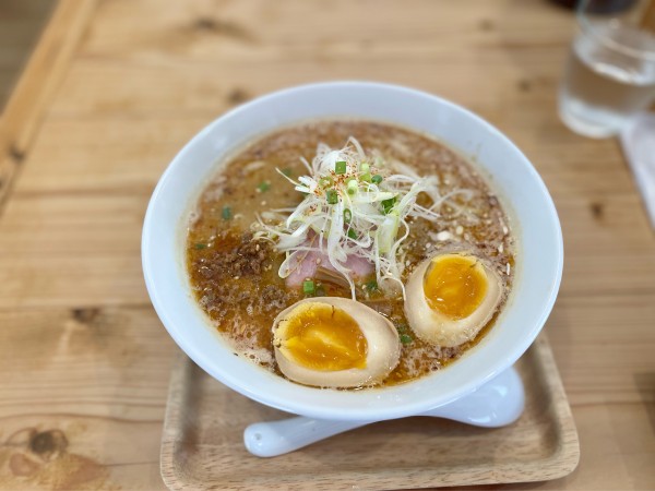 「牛骨味噌ラーメン＋味玉」@いえろうの写真
