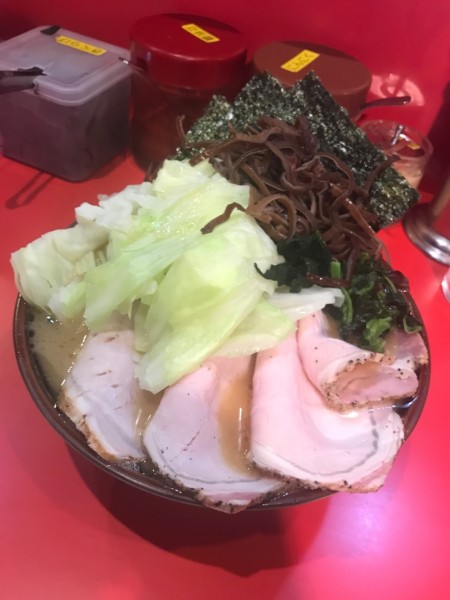 「チャーシューメン 900円＋キャベツ 100円」@どんとこい家の写真