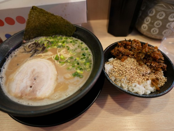 「らーめん 粉落とし＋ライス＋替え玉 粉落とし」@九州とんこつらーめん ひらさわの写真