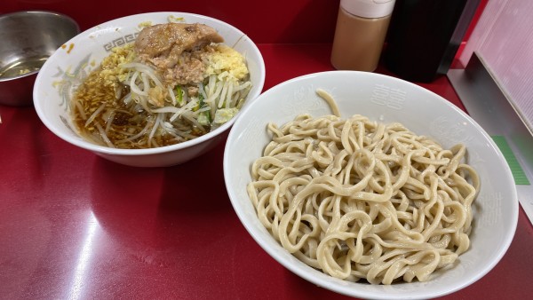 「小ラーメン つけ麺 ショウガ 生玉子」@ラーメン二郎 越谷店の写真